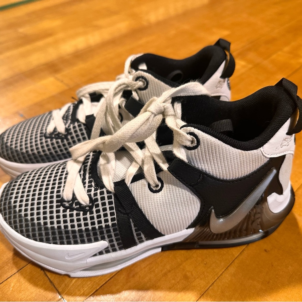 Nike Lebrons Boys Basketball Shoes